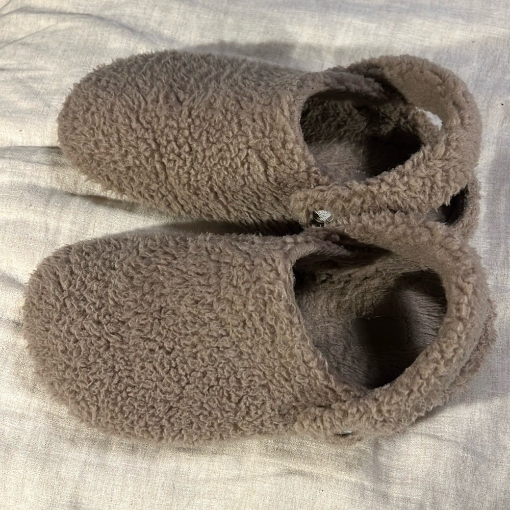 Crocs fuzzy slippers like new - Mushroom - size 10